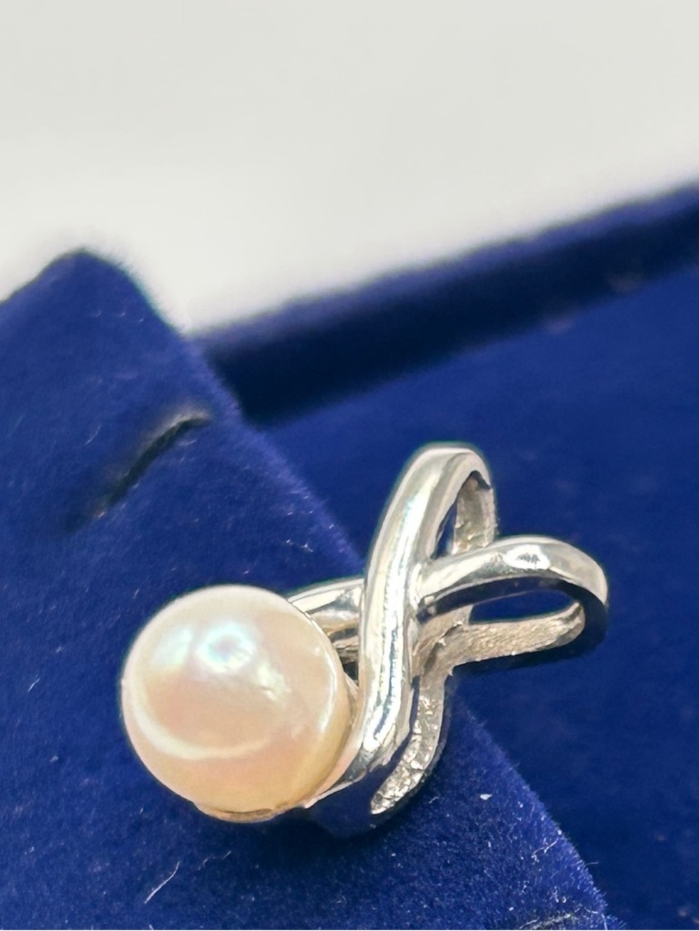 10k White Gold and Pearl Pendant